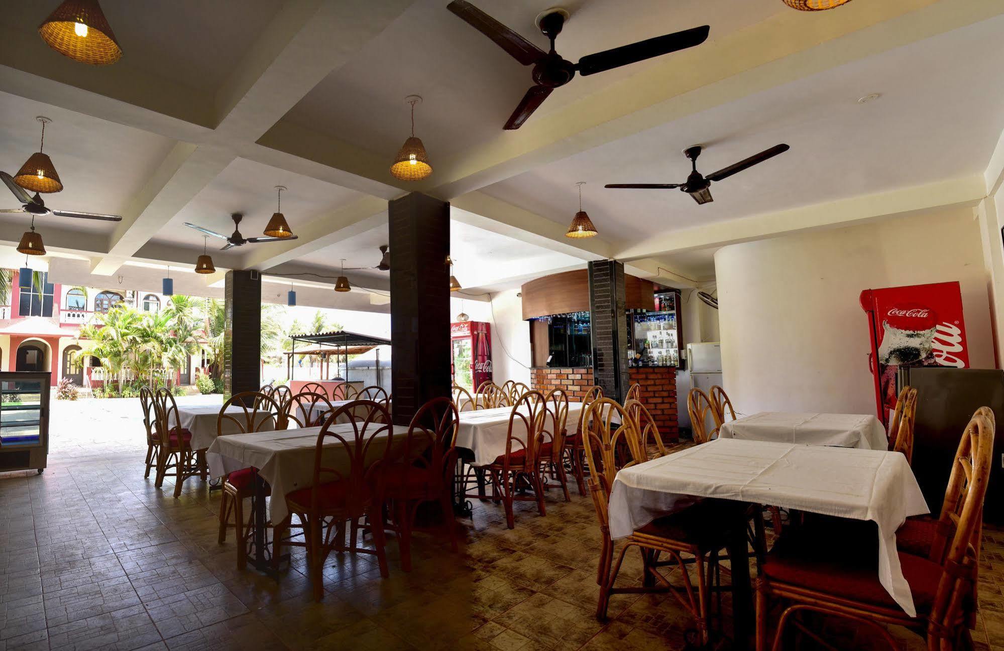 La Vaiencia Beach Resort, Morjim Buitenkant foto
